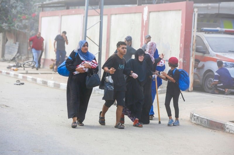 بالصور ؛ الجيش الإسرائيلي يدمر مخيماً لإيواء النازحين وسط قطاع غزة | شفقنا العربي