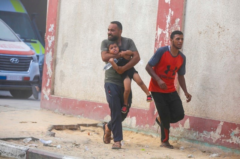 بالصور ؛ الجيش الإسرائيلي يدمر مخيماً لإيواء النازحين وسط قطاع غزة | شفقنا العربي