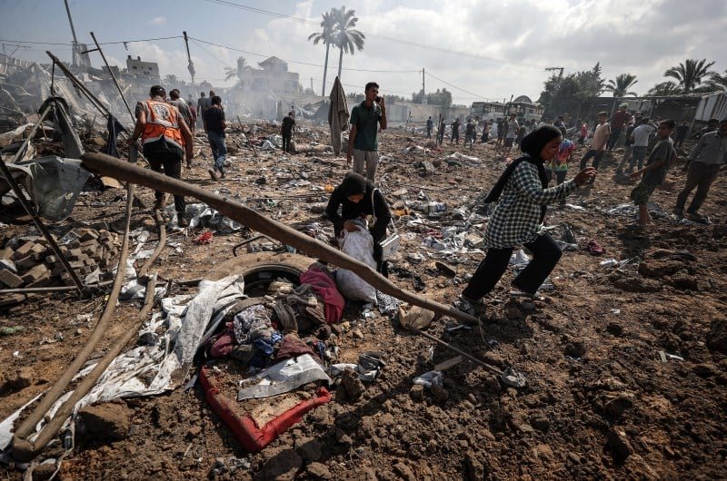 بالصور ؛ الجيش الإسرائيلي يدمر مخيماً لإيواء النازحين وسط قطاع غزة | شفقنا العربي