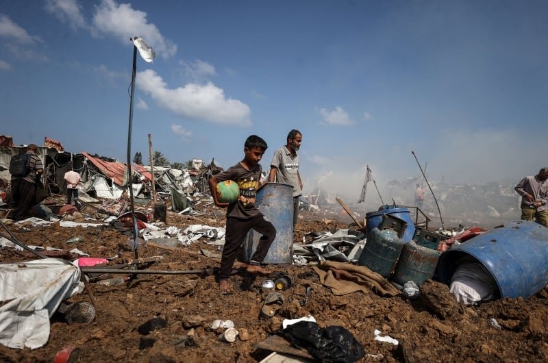 بالصور ؛ الجيش الإسرائيلي يدمر مخيماً لإيواء النازحين وسط قطاع غزة | شفقنا العربي