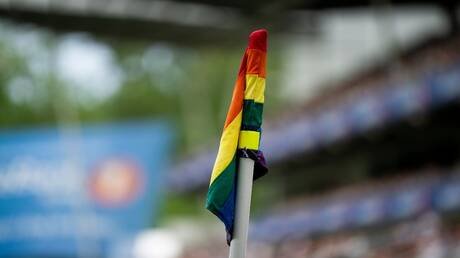 زيجات وصور غرامية وهمية.. لاعب سابق يفضح كواليس حياة اللاعبين المثليين في الدوريات الأوروبية