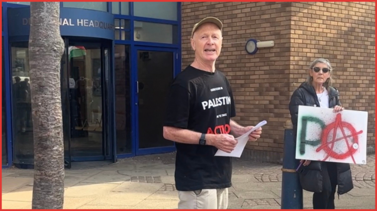 اعتقال ممثل وسيناريست بريطاني طبع على قميصه "إبادة جماعية في فلسطين.. حان وقت التحرك" (فيديو) اعتقال ممثل وسيناريست بريطاني طبع على قميصه "إبادة جماعية في فلسطين.. حان وقت التحرك" (فيديو)