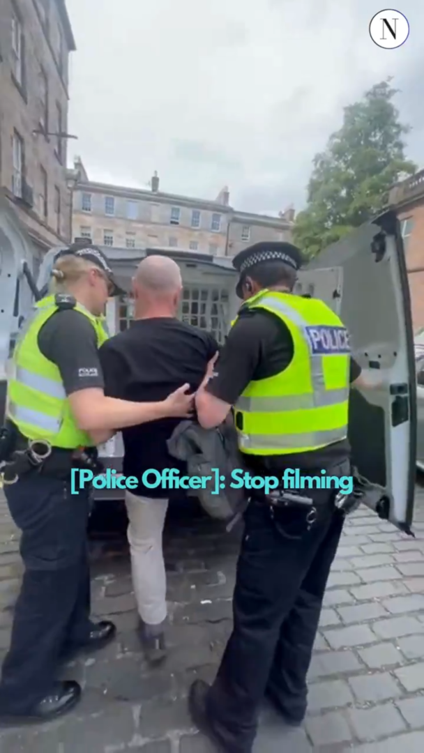 اعتقال ممثل وسيناريست بريطاني طبع على قميصه "إبادة جماعية في فلسطين.. حان وقت التحرك" (فيديو) اعتقال ممثل وسيناريست بريطاني طبع على قميصه "إبادة جماعية في فلسطين.. حان وقت التحرك" (فيديو)