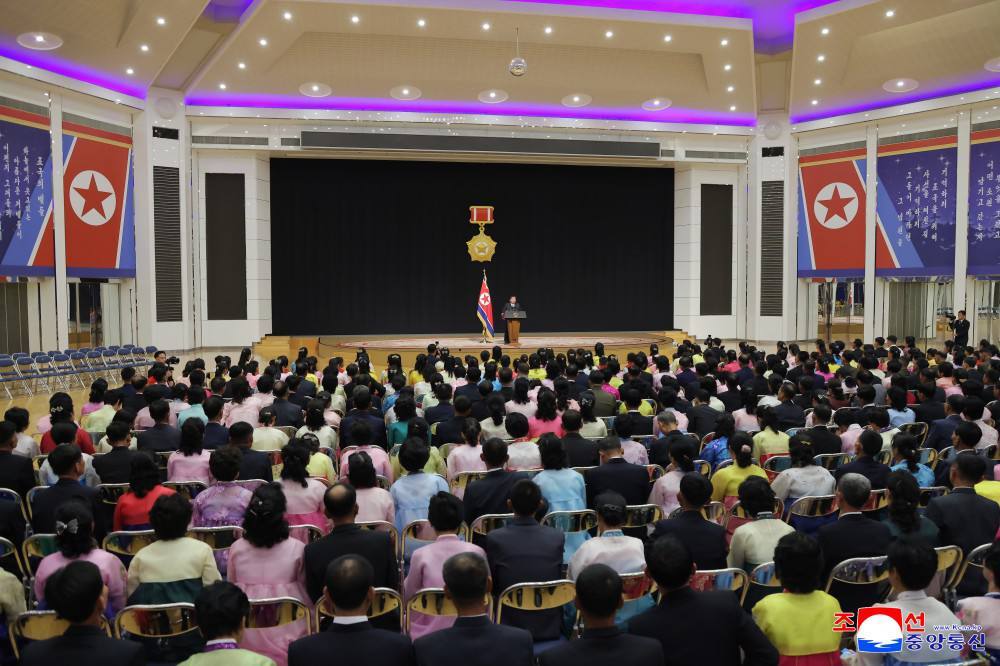 كيم يلتقي ذوي جنود بلاده الذين سقطوا خلال تحرير كورسك (صور)