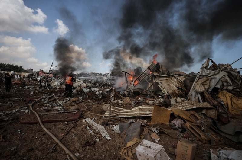 بالصور ؛ الجيش الإسرائيلي يدمر مخيماً لإيواء النازحين وسط قطاع غزة | شفقنا العربي
