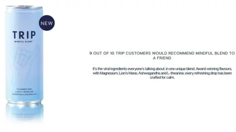 رحلة عبر ASA جزء من لقطة شاشة لرحلة ممنوعة ال من موقعها على شبكة الإنترنت ، والتي تظهر علبة زرقاء فاتحة من مشروب الرحلة. في النص يقول مجموعة من المكونات "مصنوع للهدوء".