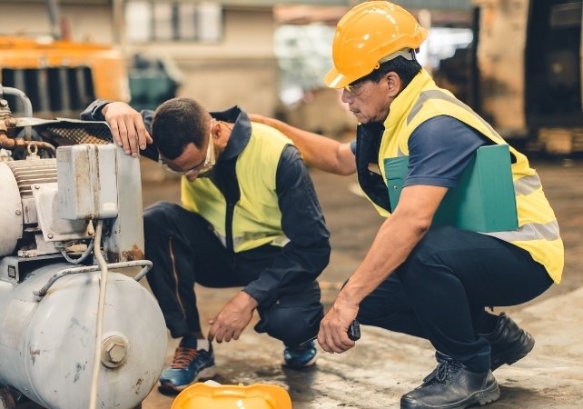 العامل يبدو مرهقًا ، ويرتاحه عامل آخر