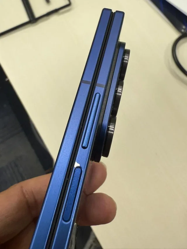 إن مشكلة تشكيل الطلاء Galaxy z 7 لا تحتوي إلا على حل واحد - وقد فات الأوان بالفعل صورة بواسطة Present_act_4827 ، Reddit - مشكلة تشكيل الطلاء Galaxy Z Lold 7 لها حل واحد - وقد فات الأوان بالفعل