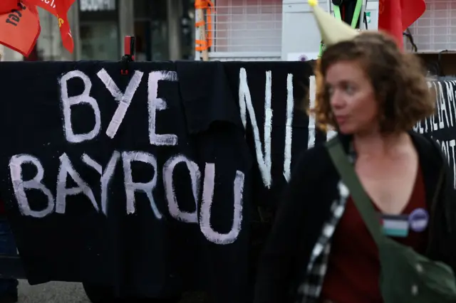 الحكومة الفرنسية: "فرنسا تقدم لمحة مرعبة عن مستقبل بريطانيا" - مقال في التلغراف لافتة كتب عليها "وداعا بايرو" في نانت في فرنسا في 8 سبتمبر/أيلول 2025