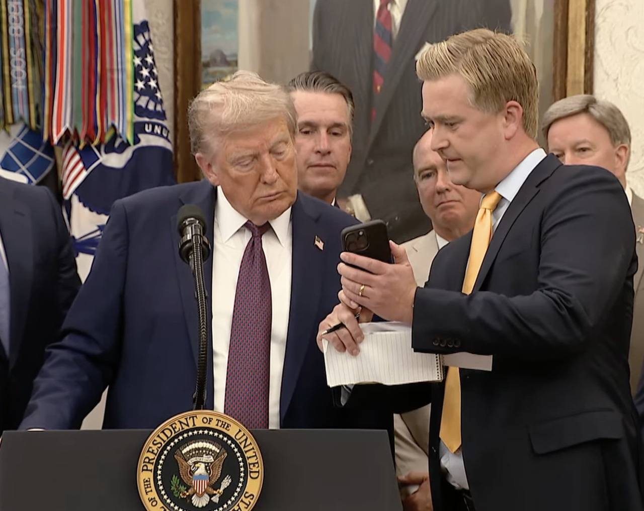 فيديو "غامض" من نافذة البيت الأبيض يثير ضجة كبيرة وسط تكهنات عديدة وترامب يعلق (فيديو + صورة)