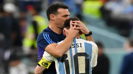 "استمتعوا بمشاهدته أمام فنزويلا".. سكالوني يذرف الدموع بعد سؤاله عن مستقبل ميسي (فيديو) "استمتعوا بمشاهدته أمام فنزويلا".. سكالوني يذرف الدموع بعد سؤاله عن مستقبل ميسي (فيديو)