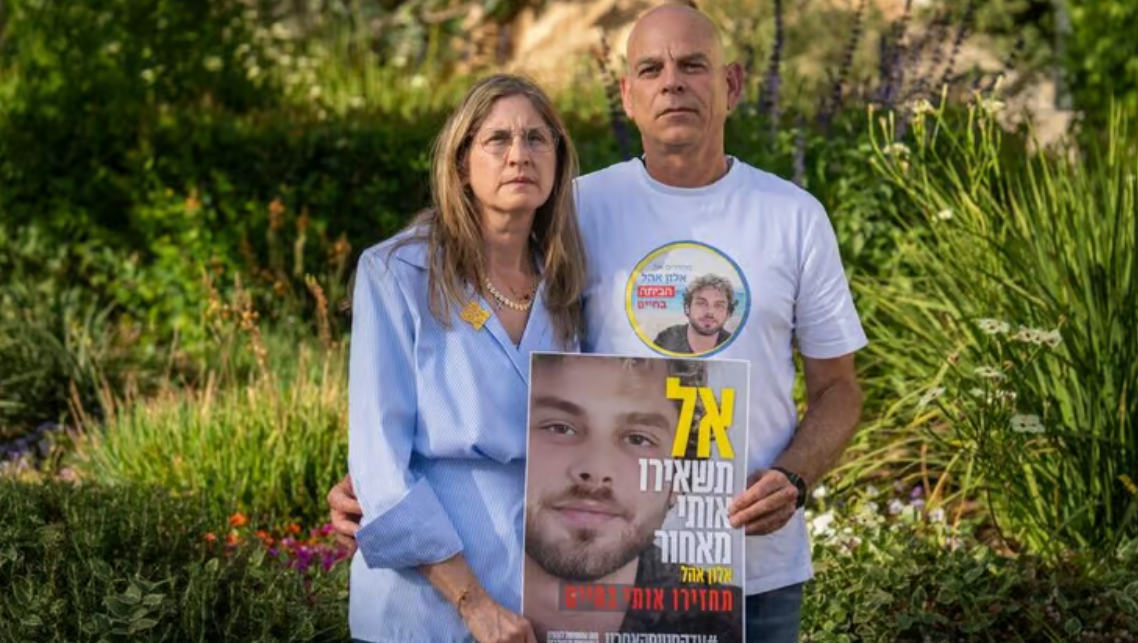 يحمل 3 جنسيات وعينه متضررة بانفجار.. من هو الأسير الثاني الذي ظهر في فيديو القسام؟