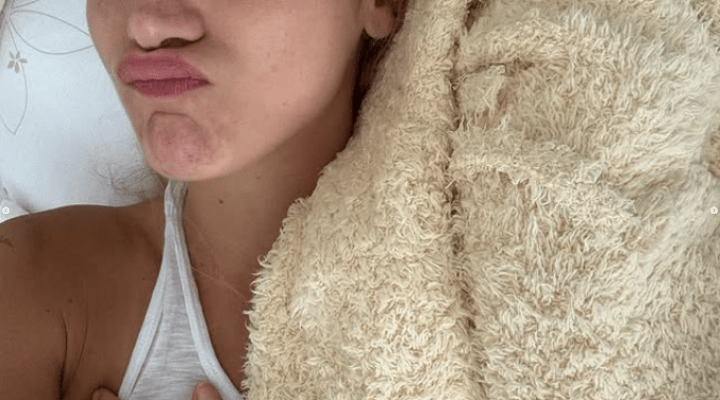 بيلا حديد تنشر صورا "مقلقة" من سرير المستشفى