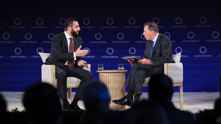 "من رجل حرب إلى رئيس".. شاهد رد الشرع على سؤال مدير الـ "CIA" السابق ديفيد بيتراوس (فيديو)