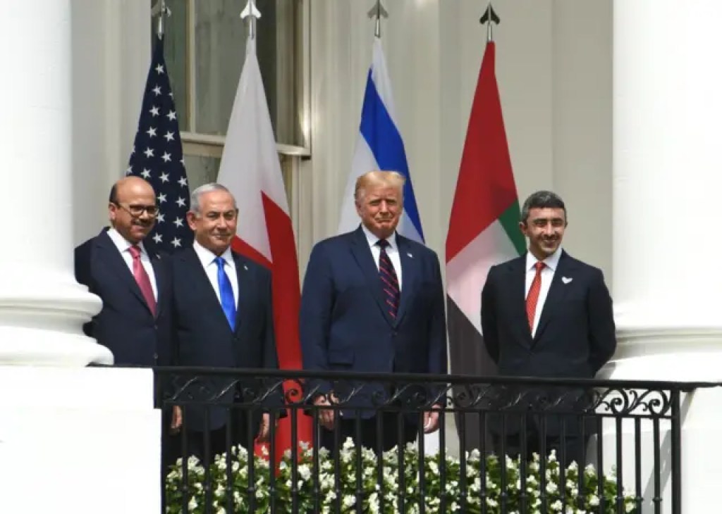 وزير خارجية البحرين عبد اللطيف بن راشد الزياني (أقصى اليسار)، ورئيس الوزراء الإسرائيلي بنيامين نتنياهو، والرئيس الأمريكي دونالد ترامب، ووزير خارجية دولة الإمارات عبد الله بن زايد آل نهيان (أقصى اليمين) يحضرون مراسم توقيع اتفاقيات أبراهام في البيت الأبيض في 15 سبتمبر/أيلول 2020 بواشنطن العاصمة
