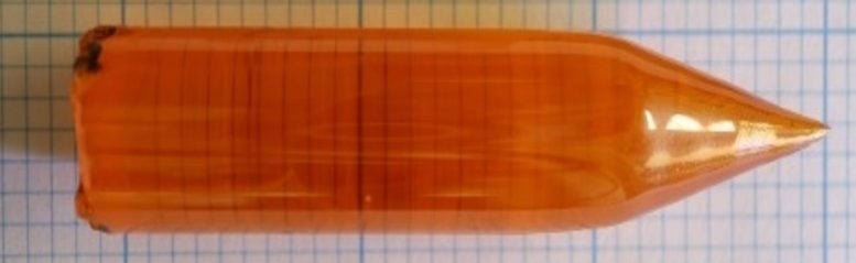 بلورة بيروفسكايت المصقولة