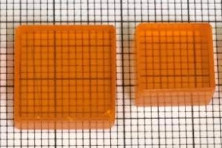 اثنان من كتلات بلورية بيروفسكايت البرتقالية على الشبكة