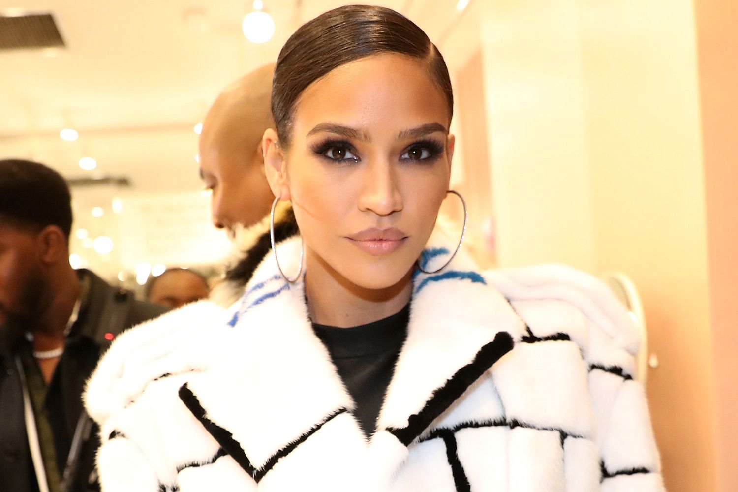 Cassie لديه كوابيس حول ديدي ، وقد غادرت مدينة نيويورك بينما ينتظر Mogul الحكم 2 Cassie لديه كوابيس حول ديدي ، وقد غادرت مدينة نيويورك بينما ينتظر Mogul الحكم