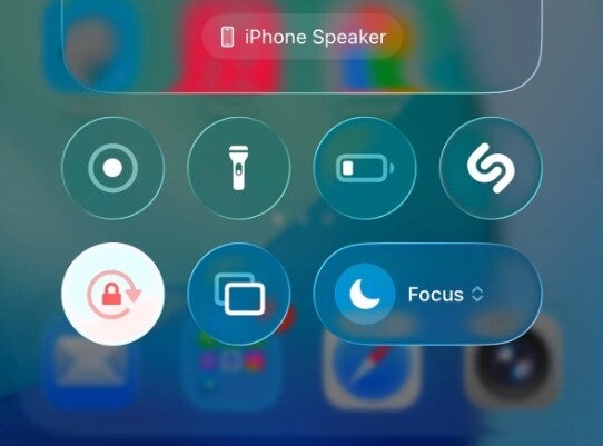 صورة iPhone مع الزجاج السائل من iOS 26.