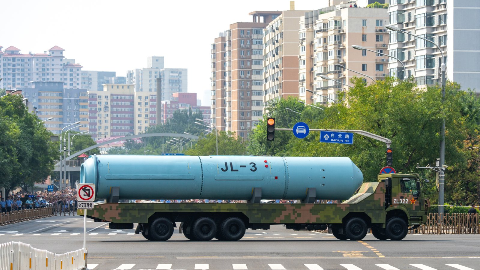 يتم عرض ICBM كبير على ظهر شاحنة كجزء من موكب عسكري في الصين حيث تتحرك الشاحنة عبر تقاطع