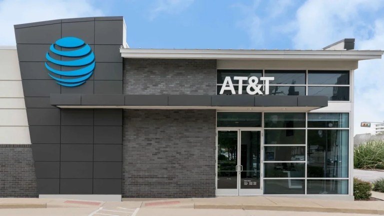تتهم AT&T بأنها معادية للمنافسة على الرغم من أن فتح الهواتف في وقت مبكر لا يساعد الجميع تتهم AT&T بأنها معادية للمنافسة على الرغم من أن فتح الهواتف في وقت مبكر لا يساعد الجميع