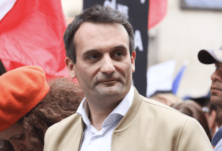 سياسي فرنسي يتهم أوكرانيا والاتحاد الأوروبي بـ"التحضير لصراع شامل مع روسيا تحت رايات زائفة"