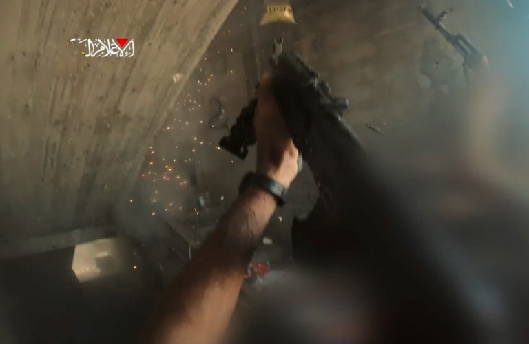 "كتائب القسام" تشن هجوما هو الأضخم على موقع إسرائيلي منذ 7 أكتوبر (فيديو) 1 "كتائب القسام" تشن هجوما هو الأضخم على موقع إسرائيلي منذ 7 أكتوبر (فيديو)