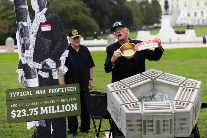 بن أوف بن آند جيري بنتاغون البنتاغون في كابيتول هيل 2 يعرض بن كوهين علامات أسعار العناصر اليومية ، وتسليط الضوء "تهدر" إنفاق البنتاغون. (Graeme Jennings / Washington Examiner)