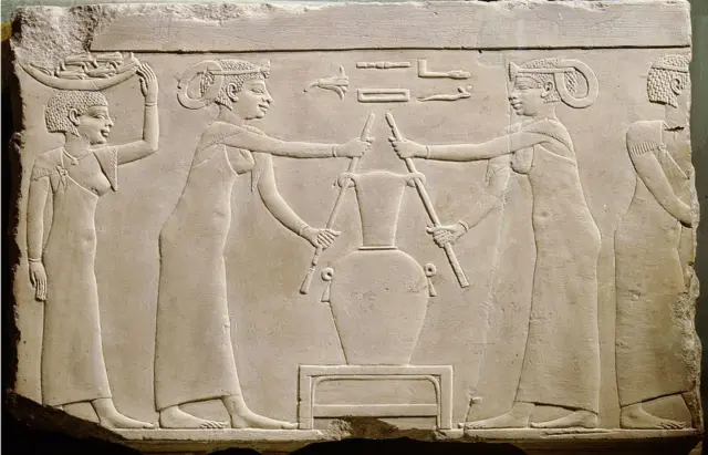 هل تساعد الزيوت العطرية في الحفاظ على ذاكرة قوية؟ 10 نقش بارز يظهر نساء يعملن كخادمات يعصرن الزنابق في معصرة لاستخراج الزيت لاستخدامه في العطور في مصر القديمة. الأسرة السادسة والعشرون في تاريخ مصر القديمة، في سنوات 664-525 قبل الميلاد.