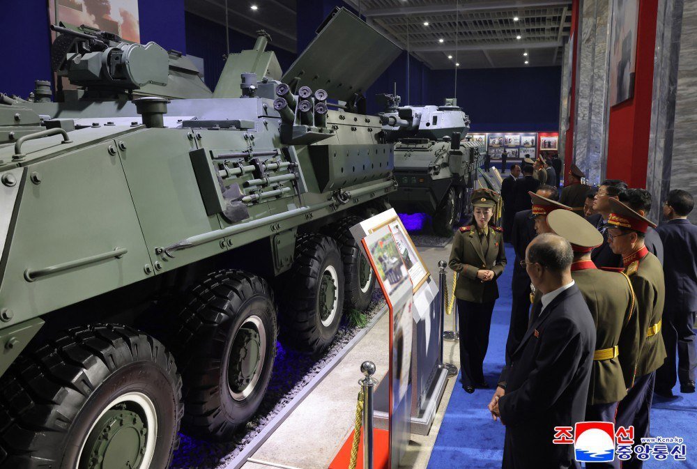 كيم جونغ أون يحضر افتتاح معرض للأسلحة في بيونغ يانغ (صور)