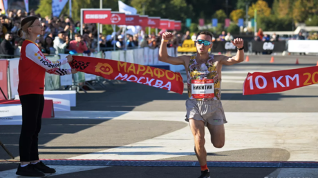 نيكتين يصبح أول رياضي روسي يقطع مسافة نصف الماراثون في أقل من ساعة 2 نيكتين يصبح أول رياضي روسي يقطع مسافة نصف الماراثون في أقل من ساعة