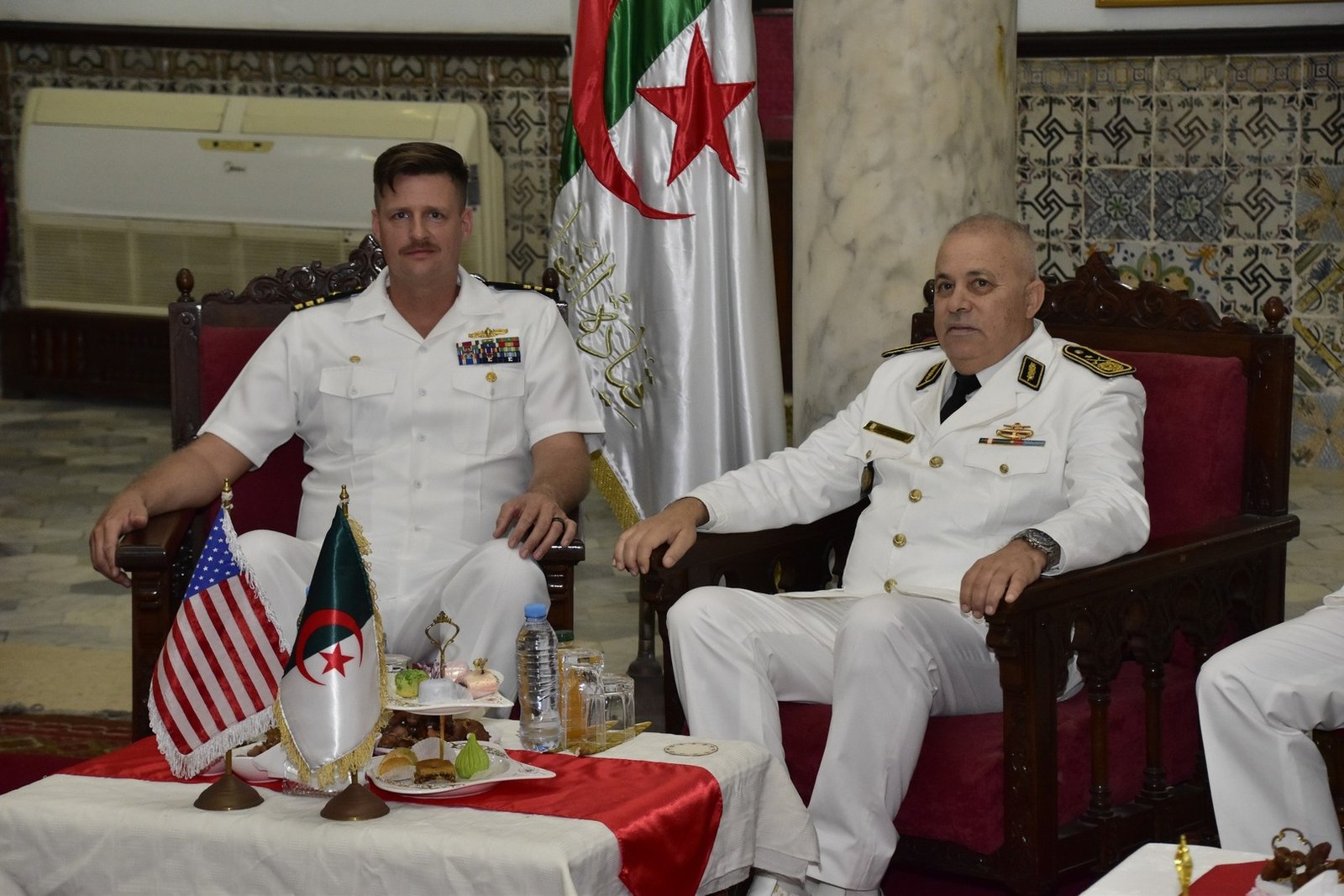 تمرين بحري مشترك بين الفرقاطة الجزائرية "الرادع" والمدمرة الأمريكية "USS ROOSEVELT" (صور)