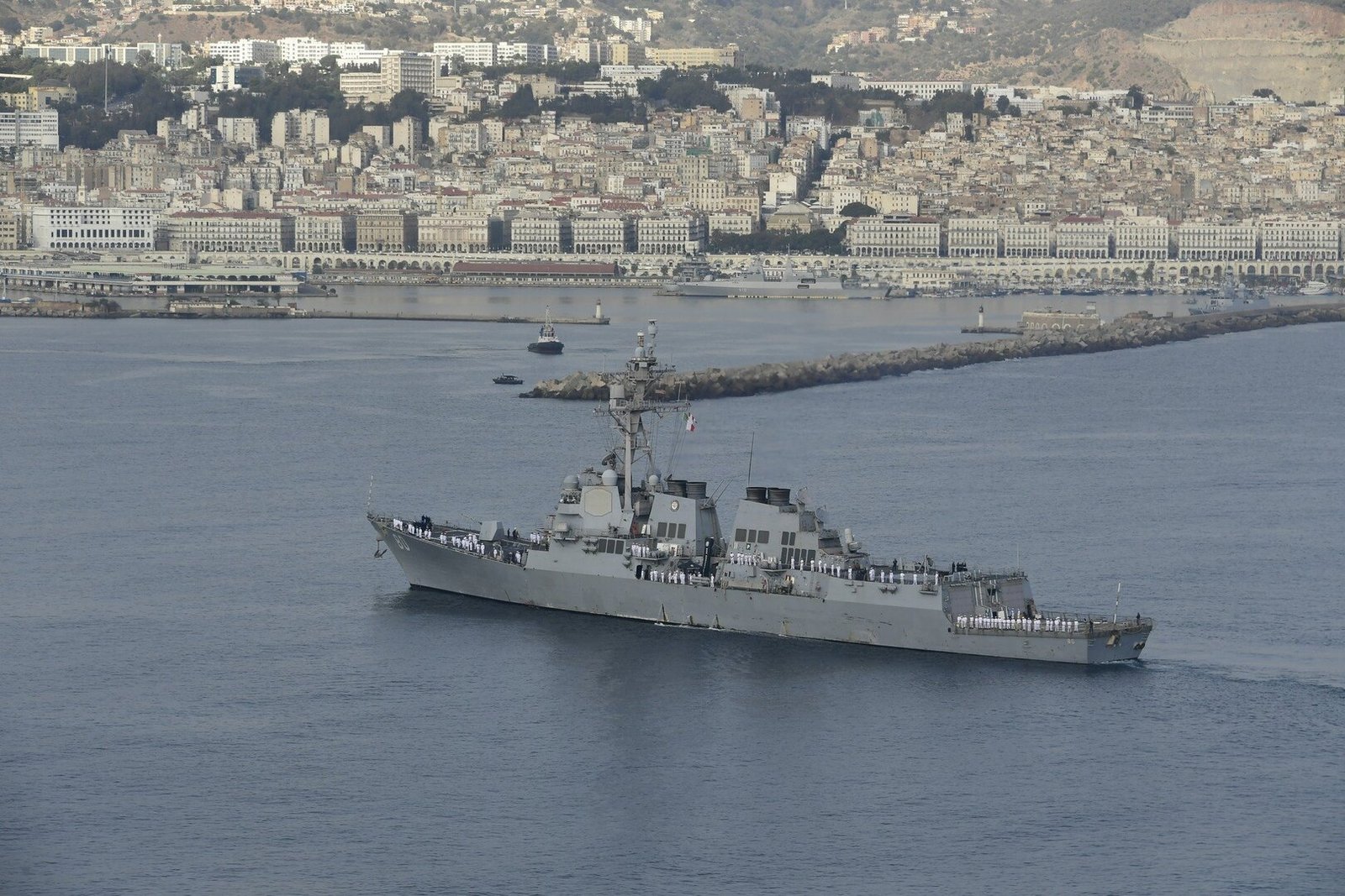 تمرين بحري مشترك بين الفرقاطة الجزائرية "الرادع" والمدمرة الأمريكية "USS ROOSEVELT" (صور)