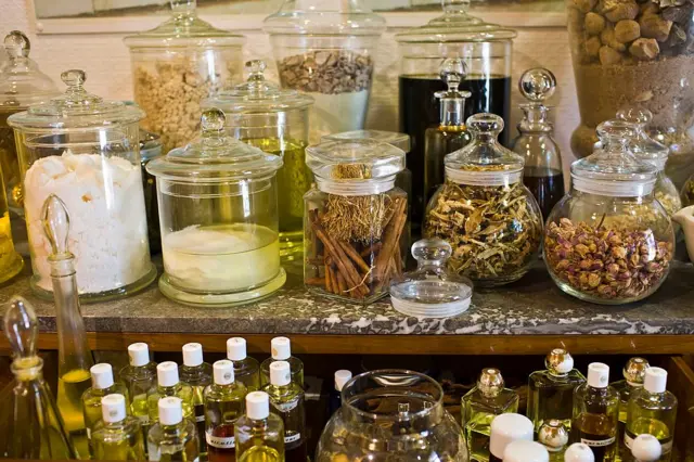 هل تساعد الزيوت العطرية في الحفاظ على ذاكرة قوية؟ 8 الزيوت والخلاصات المخصصة للصابون الحرفي معروضة للبيع في متجر في منطقة فونتفرو لاباي، في وادي لوار، فرنسا