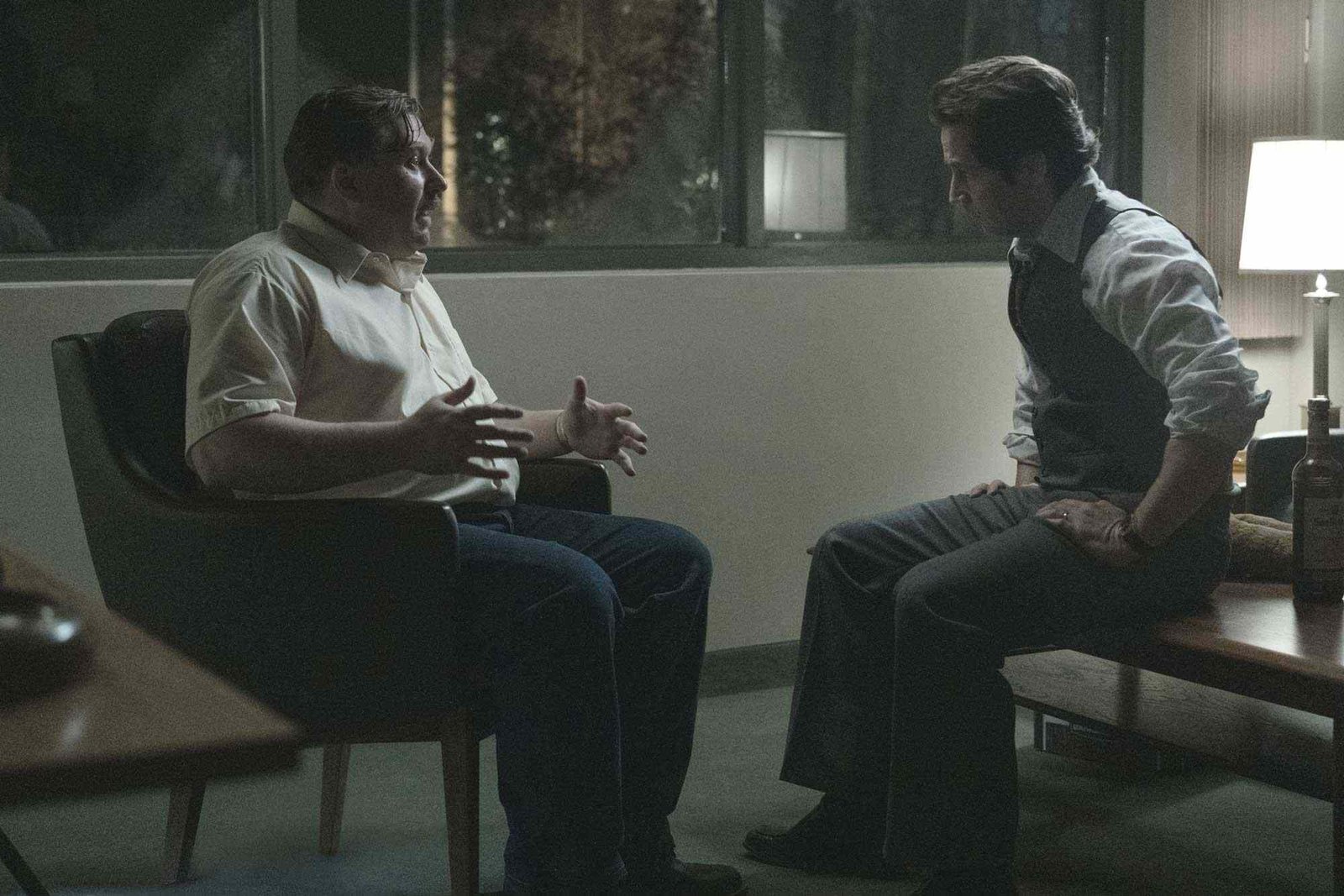 شاهد لمحة مزعجة عن عالم جون واين جاسي في فيلم الطاووس "الشيطان المقنع"