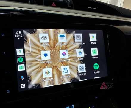 صورة للوحة المعلومات والترفيه في السيارة التي تعمل بنظام Android Auto
