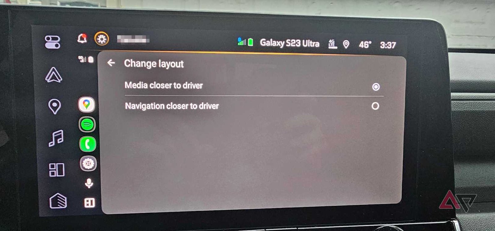 عرض نظام المعلومات والترفيه في السيارة مع إعدادات Android Auto المفتوحة في قسم تغيير التخطيط