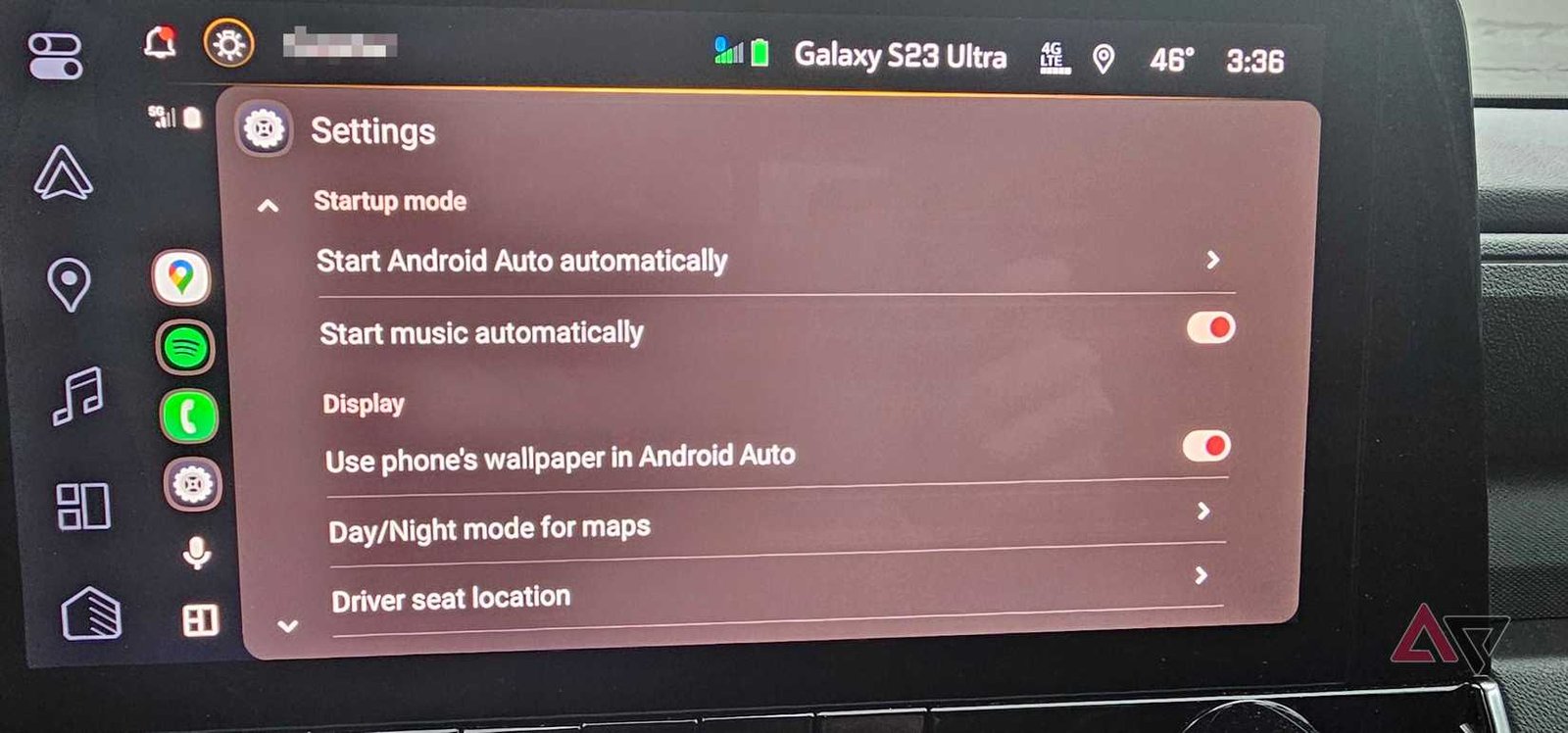 إظهار خيار استخدام خلفية الهاتف في Android Auto الذي تم تبديله ضمن العرض على نظام المعلومات والترفيه في السيارة