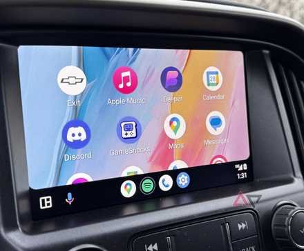 شاشة Android Auto في لوحة السيارة